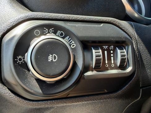 Used 2018 Jeep Wrangler Unlimited Sahara AWD/4WD image 18