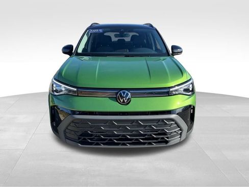 Used 2025 Volkswagen Taos SE image 3