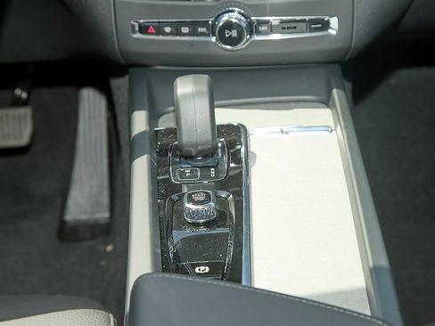 New 2025 Volvo XC60 B5 Plus w/ Protection Package Premier image 26