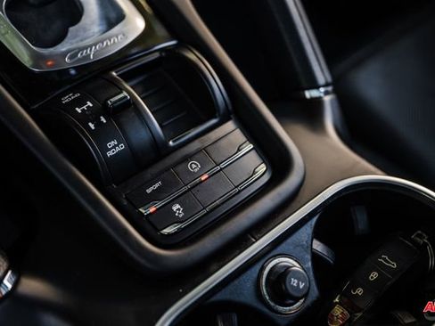 Used 2018 Porsche Cayenne Platinum Edition image 65