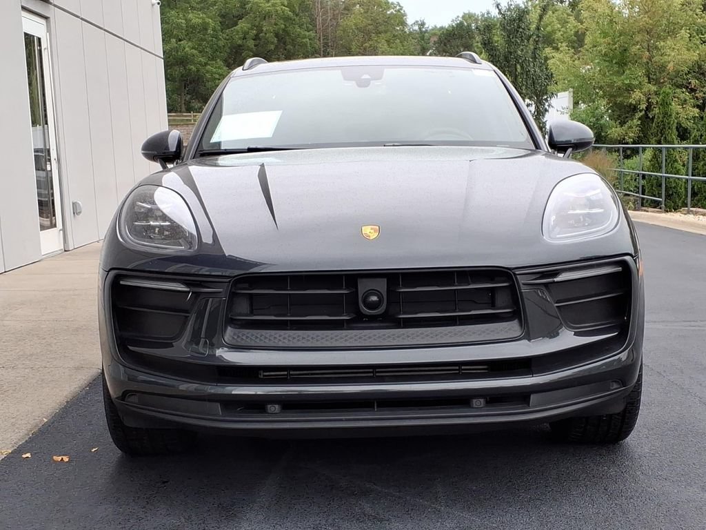 Used 2022 Porsche Macan AWD/4WD image 2