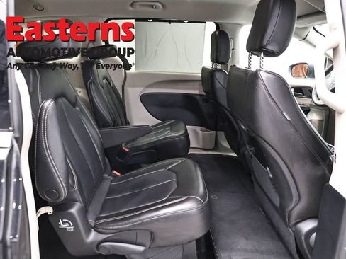 Used 2023 Chrysler Pacifica Touring-L FWD image 24