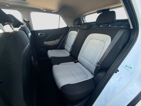 Used 2025 Hyundai Venue SEL FWD image 27