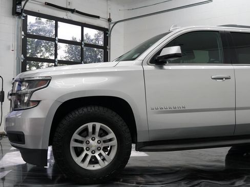 Used 2017 Chevrolet Suburban LT RWD image 10