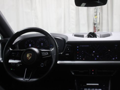 Used 2024 Porsche Cayenne Coupe AWD/4WD image 2