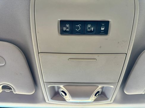 Used 2014 Chrysler Town & Country Touring FWD image 12
