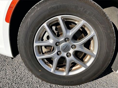 Used 2023 Chrysler Pacifica Touring-L image 8