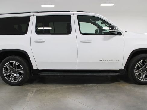 Used 2023 Jeep Wagoneer L Series II AWD/4WD image 12