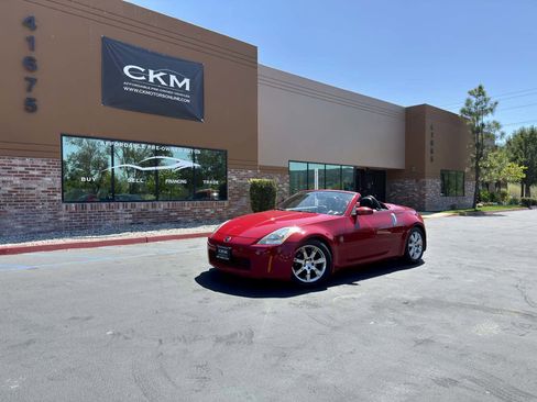 Used 2005 Nissan 350Z Touring image 2