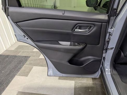 Used 2025 Nissan Rogue SL w/ Tech Package image 9