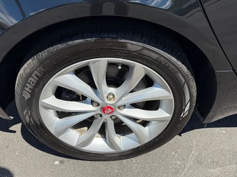 Used 2018 Jaguar XF Premium RWD image 22