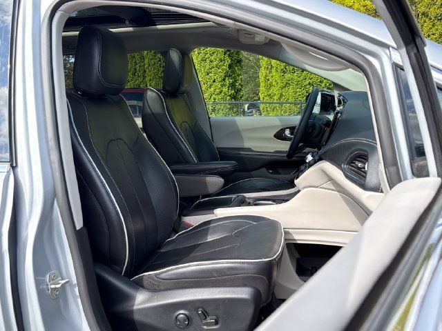 Used 2023 Chrysler Pacifica Limited FWD image 25