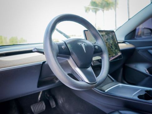 Used 2021 Tesla Model 3 Standard Range Plus image 9