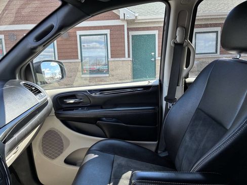 Used 2019 Dodge Grand Caravan SXT image 9