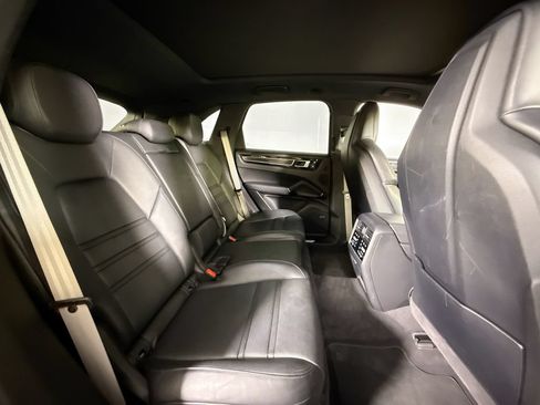Certified 2023 Porsche Cayenne Platinum Edition AWD/4WD image 37