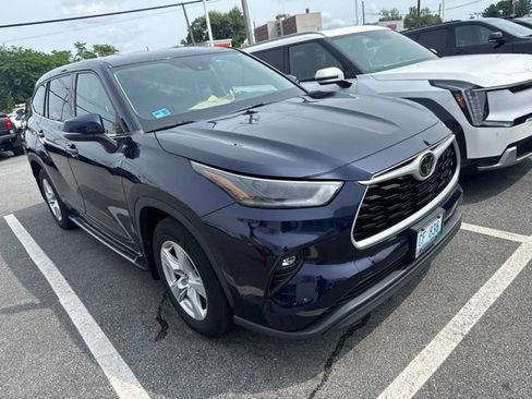 Used 2021 Toyota Highlander LE AWD/4WD image 1