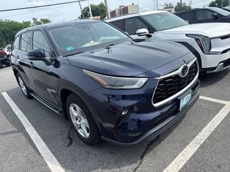 Used 2021 Toyota Highlander LE AWD/4WD video 1