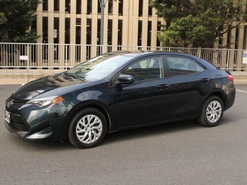 Used 2018 Toyota Corolla LE image 5