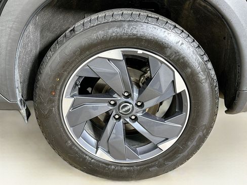 Used 2025 Nissan Rogue SV image 11