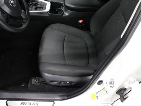 Used 2025 Toyota RAV4 XLE FWD image 15
