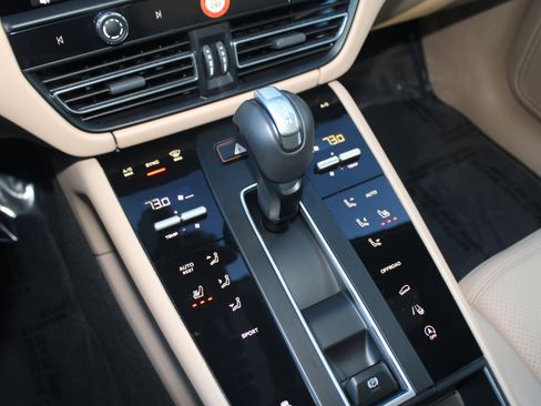 Certified 2025 Porsche Macan image 21