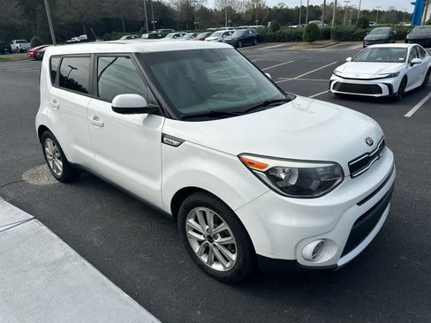 Used 2017 Kia Soul + image 2