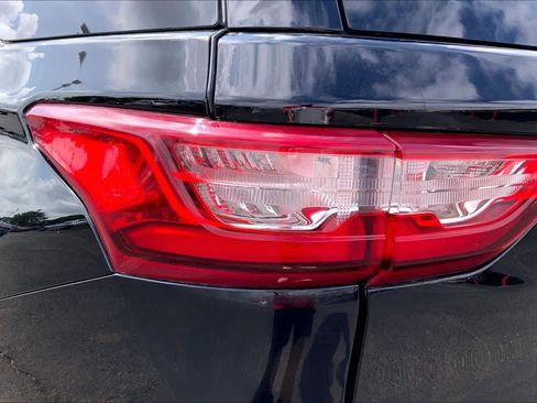 Used 2021 Chevrolet Traverse LT FWD image 29