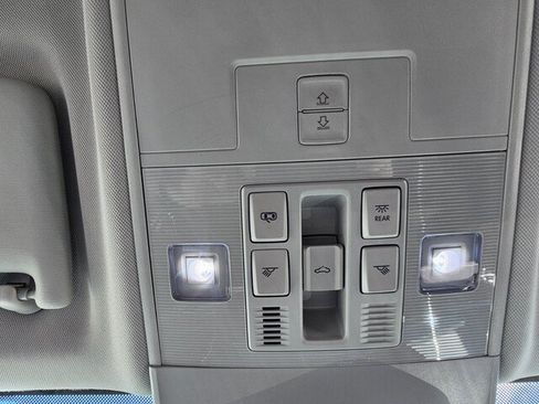 Certified 2025 Volkswagen Taos SE FWD image 16