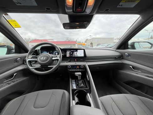 Used 2025 Hyundai Elantra SEL image 31