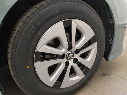 Used 2017 Toyota Prius Three w/ Advanced Technology Package FWD image 31