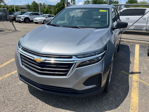 Used 2024 Chevrolet Equinox LS w/ Driver Confidence II Package FWD image 3