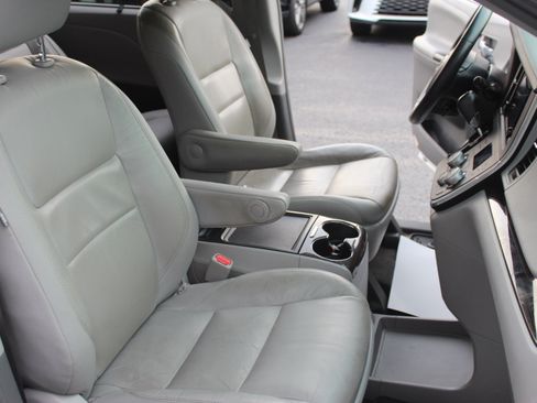 Used 2017 Toyota Sienna XLE w/ XLE Navigation Package FWD image 28