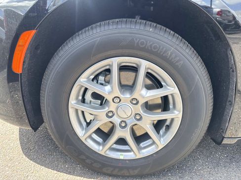 New 2027 Chrysler Pacifica Select FWD image 3