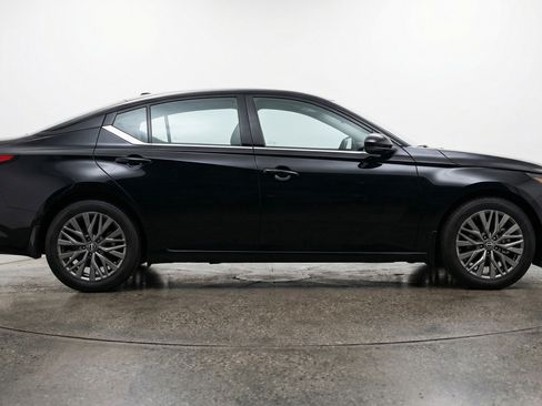 Used 2025 Nissan Altima 2.5 SV FWD image 11