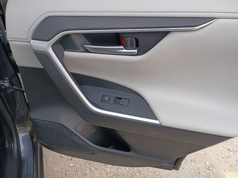 Used 2021 Toyota RAV4 Limited image 17