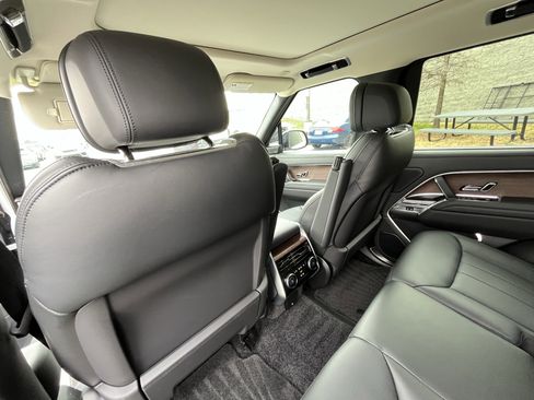 Certified 2025 Land Rover Range Rover SE image 32