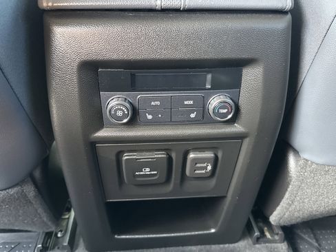 Used 2018 Chevrolet Traverse Premier w/ Driver Confidence II Package FWD image 20