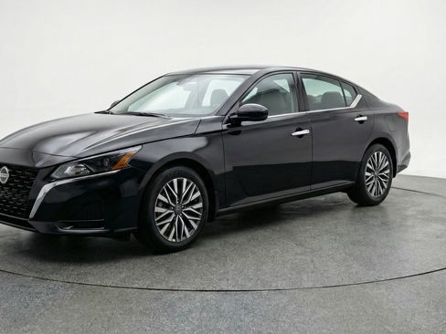 Used 2025 Nissan Altima 2.5 SV image 3