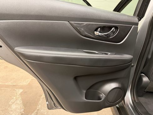 Used 2018 Nissan Rogue SV image 26