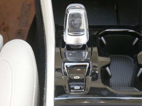 New 2026 Volvo XC40 B5 Ultra w/ Climate Package image 9