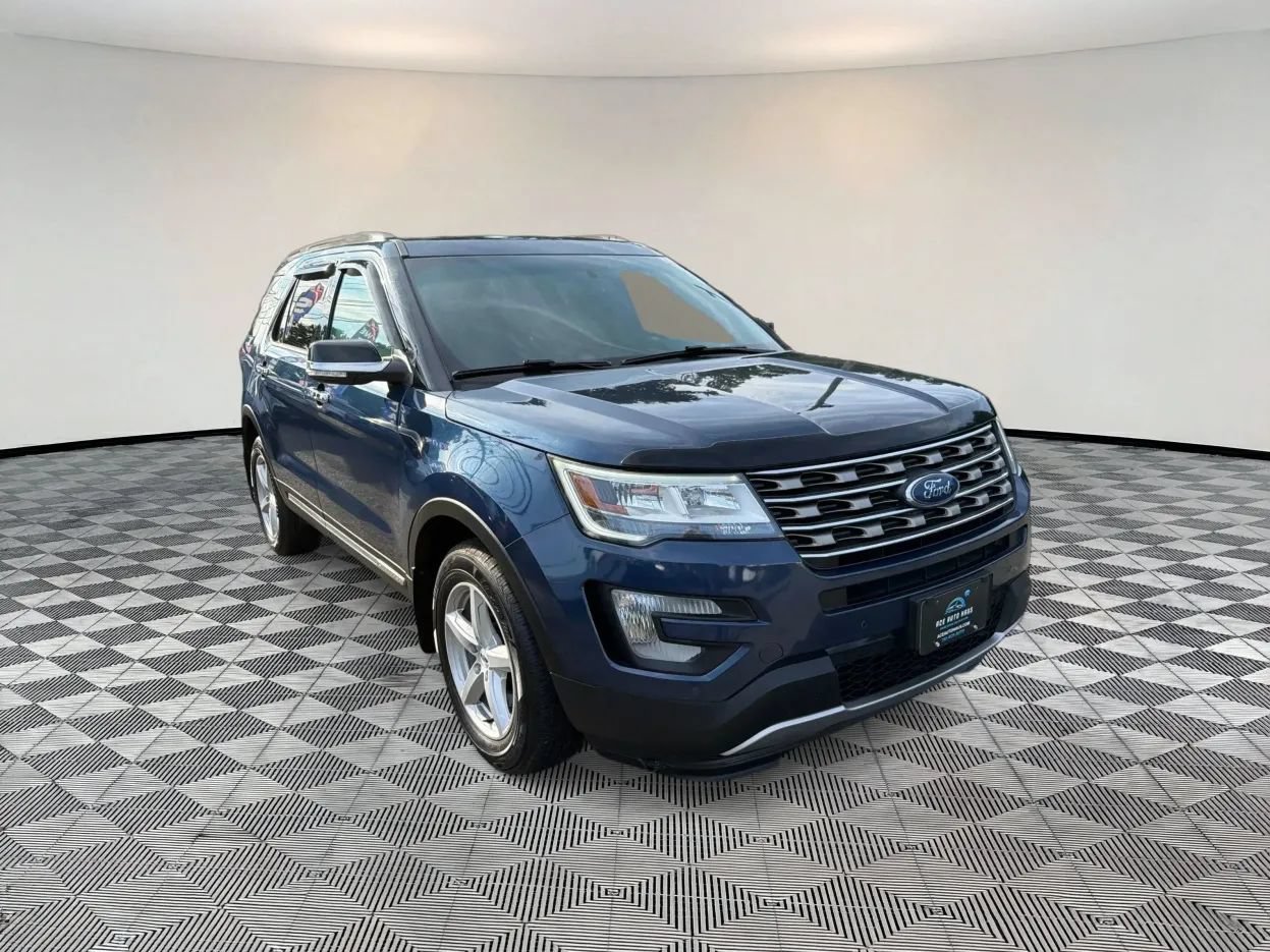 Used 2017 Ford Explorer XLT w/ Equipment Group 202A AWD/4WD image 1