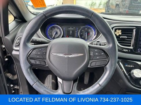 Used 2018 Chrysler Pacifica Touring-L w/ Premium Audio Group FWD image 7
