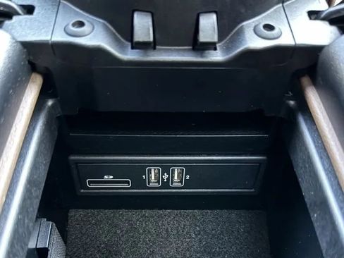 Used 2017 Mercedes-Benz E 300 image 40