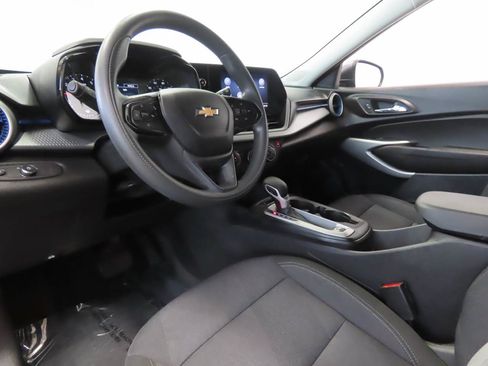 Used 2025 Chevrolet Trax LS FWD image 7