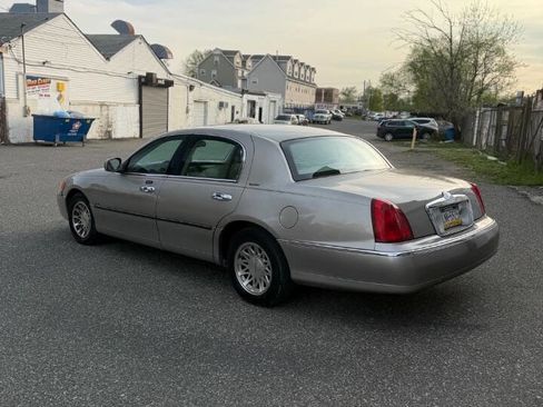 Used 2001 Lincoln Town Car Signature image 4