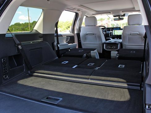 Used 2025 Ford Expedition Platinum AWD/4WD image 19