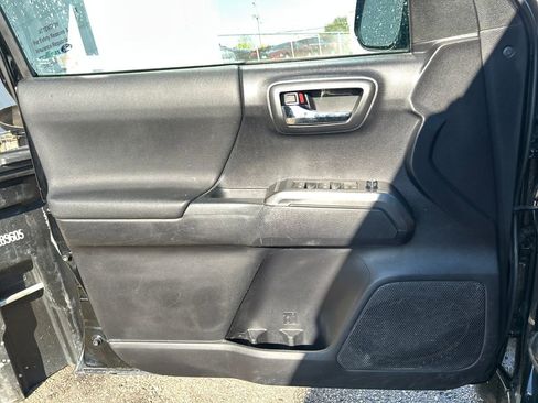 Used 2020 Toyota Tacoma TRD Off-Road w/ Technology Package image 9