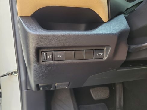 Used 2021 Toyota RAV4 XLE w/ Convenience Package FWD image 11
