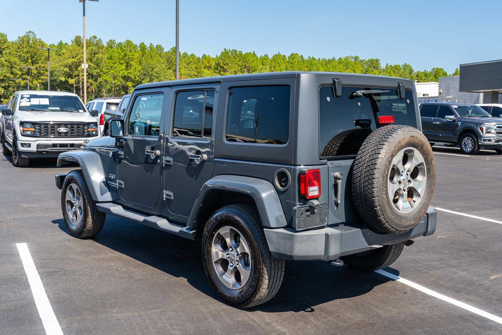 Used 2017 Jeep Wrangler Unlimited Sahara AWD/4WD image 5
