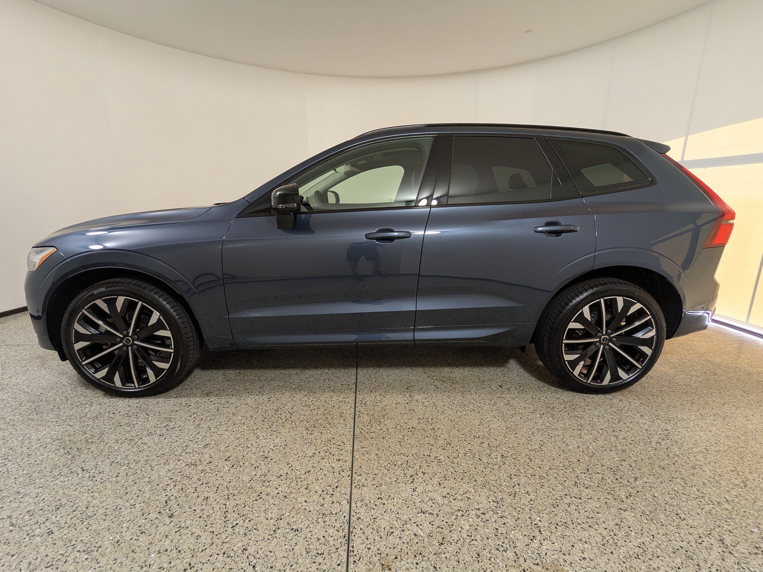 Used 2026 Volvo XC60 B5 Ultra AWD/4WD image 4
